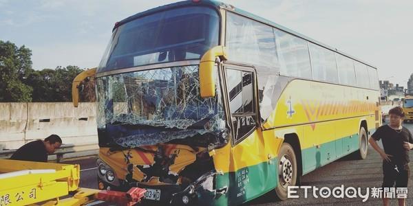 快訊 永平工商校車(chē)國(guó)一與大貨車(chē)事故!22學(xué)生 1司機(jī)受傷 堵8公里 快訊 永平工商校車(chē)國(guó)一與大貨車(chē)事故!22學(xué)生 1司機(jī)受傷 堵8公里