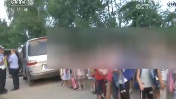 河北衡水黑校車嚴重超員7座塞進32人/ 河北衡水黑校車嚴重超員7座塞進32人