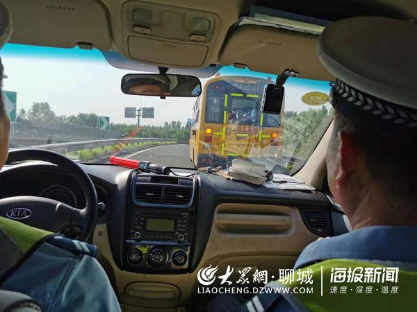 莘縣校車高速拋錨 茌平高速交警鼎力相助 莘縣校車高速拋錨 茌平高速交警鼎力相助