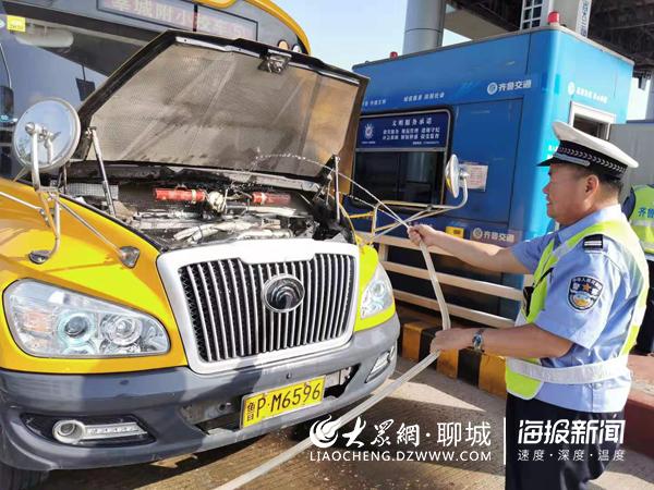 莘縣校車高速拋錨 茌平高速交警鼎力相助 莘縣校車高速拋錨 茌平高速交警鼎力相助