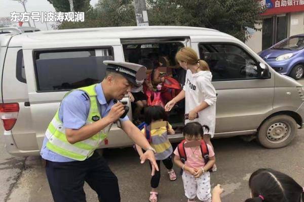河南洛陽一嚴(yán)重超載“黑校車”被查 河南洛陽一嚴(yán)重超載“黑校車”被查