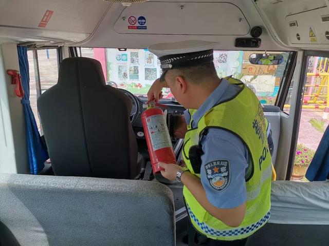 開(kāi)學(xué)季!濟(jì)源交警深入校園送“安全” 開(kāi)學(xué)季!濟(jì)源交警深入校園送“安全”