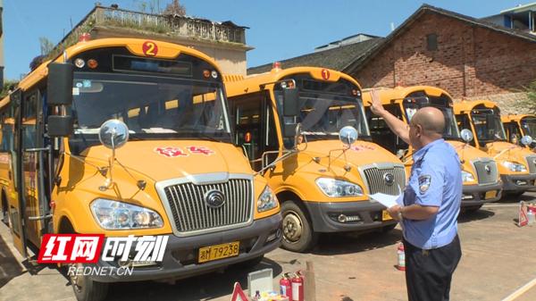 新田:全縣校車“人車雙檢”迎開學(xué) 新田:全縣校車“人車雙檢”迎開學(xué)