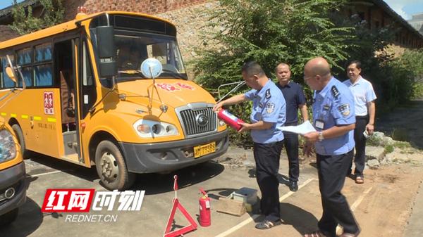 新田:全縣校車“人車雙檢”迎開學(xué) 新田:全縣校車“人車雙檢”迎開學(xué)