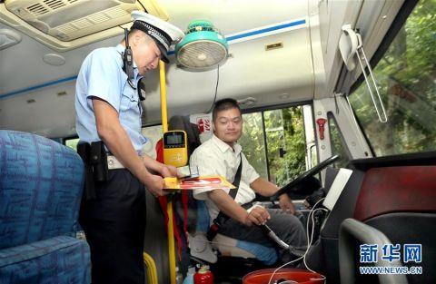 上海警方開展校車行駛安全檢查/ 上海警方開展校車行駛安全檢查