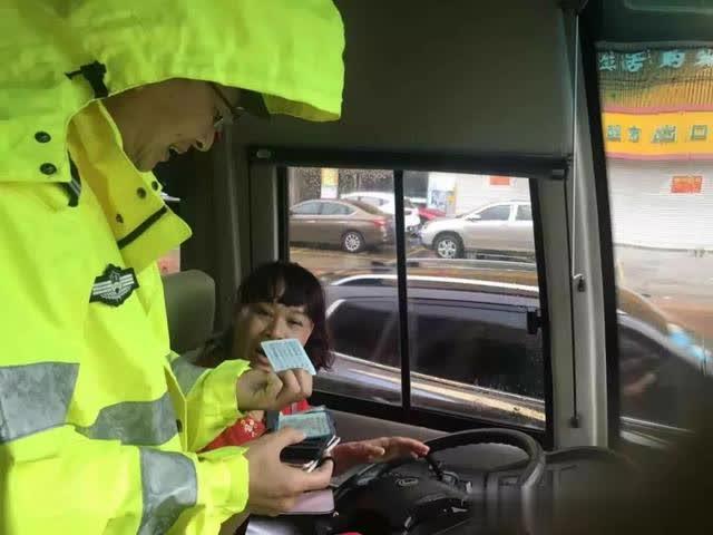 開學(xué)第一天 交警開展校車突擊檢查行動(dòng)