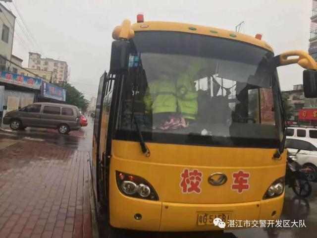 開學(xué)第一天 交警開展校車突擊檢查行動(dòng)