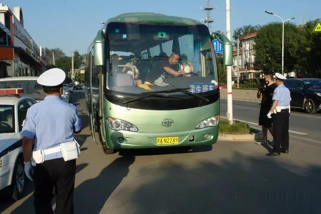 開學(xué)首日昌平區(qū)檢查校車和接送學(xué)生車輛，未發(fā)現(xiàn)車輛超員現(xiàn)象