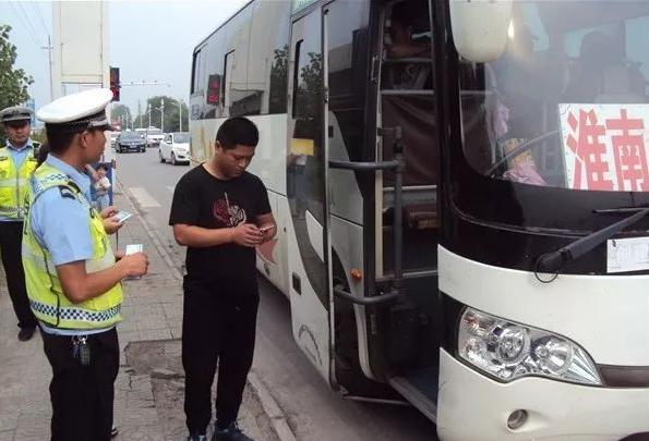 學(xué)生忙!家長忙!交警更忙!鳳臺(tái)交警開啟“護(hù)學(xué)”模式 學(xué)生忙!家長忙!交警更忙!鳳臺(tái)交警開啟“護(hù)學(xué)”模式