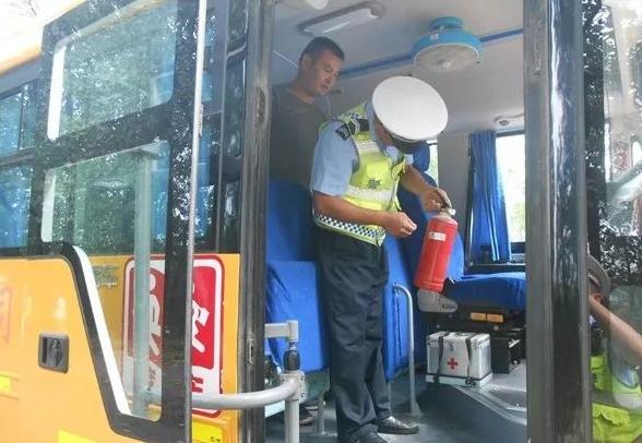 學(xué)生忙!家長忙!交警更忙!鳳臺(tái)交警開啟“護(hù)學(xué)”模式 學(xué)生忙!家長忙!交警更忙!鳳臺(tái)交警開啟“護(hù)學(xué)”模式