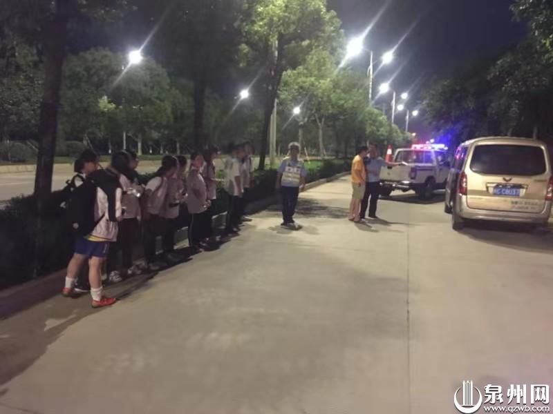 泉州一“黑校車”受家長委托接送學生 超員駕駛被查獲 泉州一“黑校車”受家長委托接送學生 超員駕駛被查獲