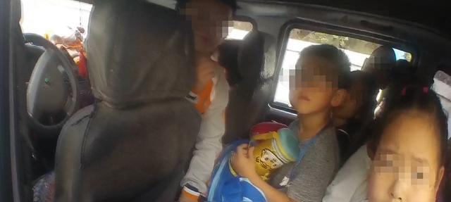 密密麻麻擠滿了孩子!保定放學(xué)路上一“校車”超員150% 密密麻麻擠滿了孩子!保定放學(xué)路上一“校車”超員150%