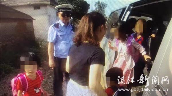 雷州交警查獲一輛超員100%“非法校車” 雷州交警查獲一輛超員100%“非法校車”