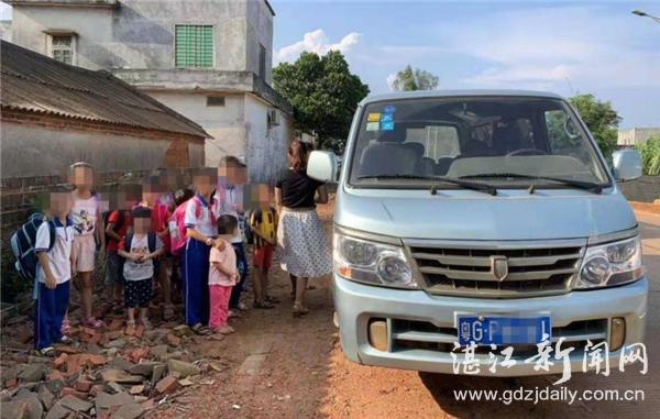 雷州交警查獲一輛超員100%“非法校車” 雷州交警查獲一輛超員100%“非法校車”