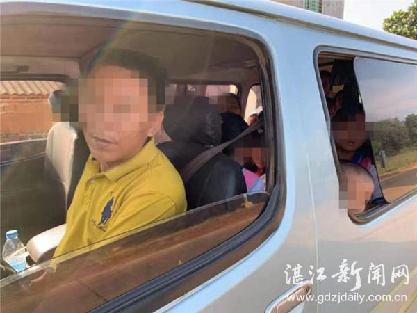 雷州交警查獲一輛超員100%“非法校車” 雷州交警查獲一輛超員100%“非法校車”