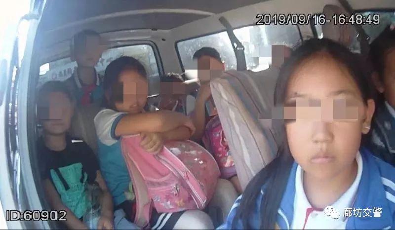 “黑校車”嚴重超員 三大隊交警及時查處守護學(xué)生平安 “黑校車”嚴重超員 三大隊交警及時查處守護學(xué)生平安