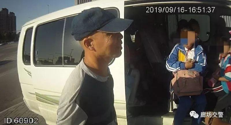 “黑校車”嚴重超員 三大隊交警及時查處守護學(xué)生平安 “黑校車”嚴重超員 三大隊交警及時查處守護學(xué)生平安