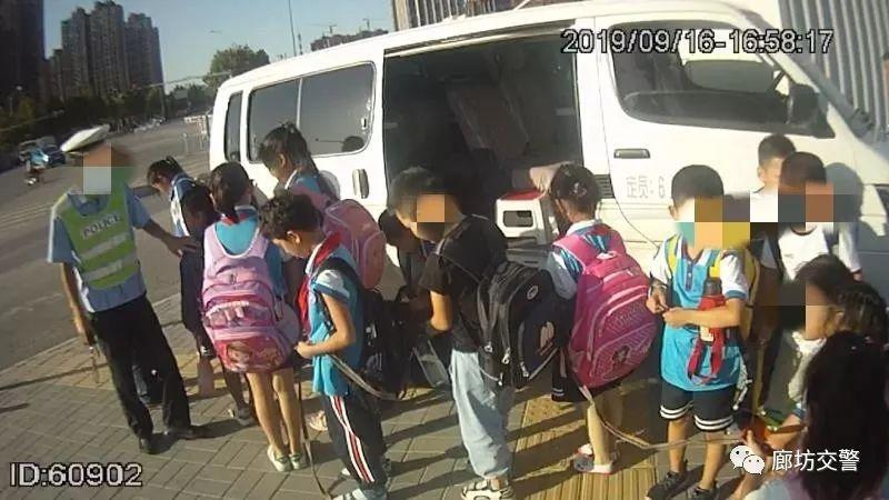 “黑校車”嚴重超員 三大隊交警及時查處守護學(xué)生平安 “黑校車”嚴重超員 三大隊交警及時查處守護學(xué)生平安