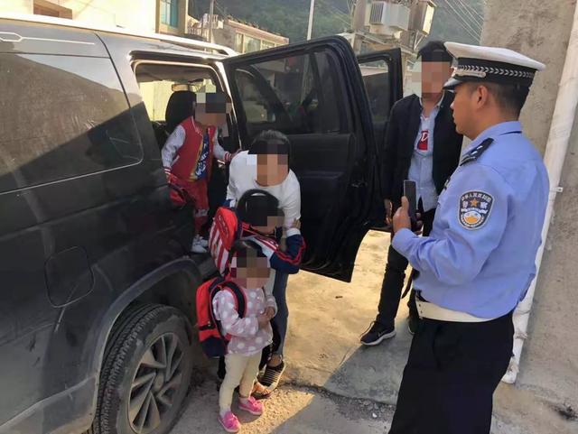 六枝交警查獲一起“黑”校車，罰款1萬記6分