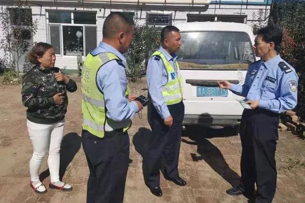 德惠交警大隊:查處超員“黑校車” 德惠交警大隊:查處超員“黑校車”