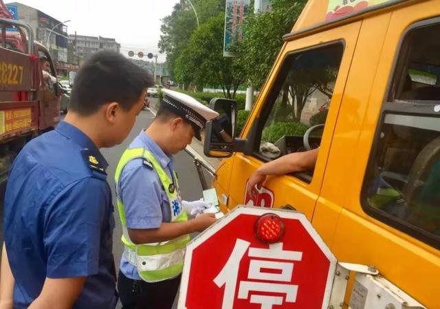 湘潭一校車司機酒駕心存僥幸“走捷徑”,交警蜀黍:沒想到吧? 湘潭一校車司機酒駕心存僥幸“走捷徑”,交警蜀黍:沒想到吧?