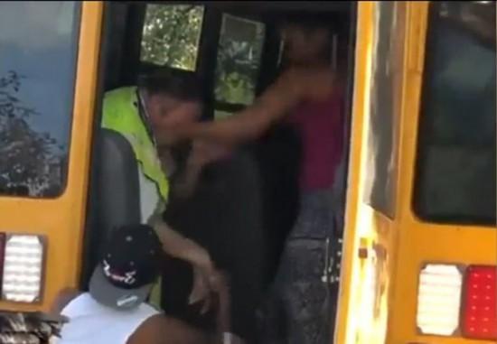 美一校車司機因孩子不守規矩停車遭家長毆打/ 美一校車司機因孩子不守規矩停車遭家長毆打