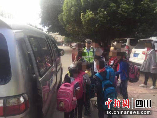 綿陽三臺:面包車變身超員“黑校車” 駕駛員涉嫌危險駕駛罪 綿陽三臺:面包車變身超員“黑校車” 駕駛員涉嫌危險駕駛罪