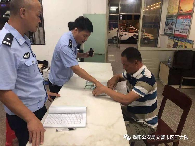 潮汕一校車被舉報(bào)!為了趕時(shí)間便逆向行駛的行為讓人后怕! 潮汕一校車被舉報(bào)!為了趕時(shí)間便逆向行駛的行為讓人后怕!