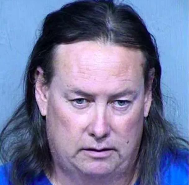 美國(guó)一校車(chē)司機(jī)被學(xué)生激怒，故意猛踩剎車(chē)讓孩子撞破擋風(fēng)玻璃