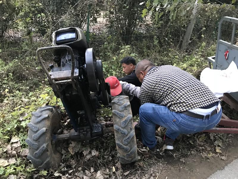 手扶拖拉機沖入深溝 校車駕駛員化身救援隊 手扶拖拉機沖入深溝 校車駕駛員化身救援隊