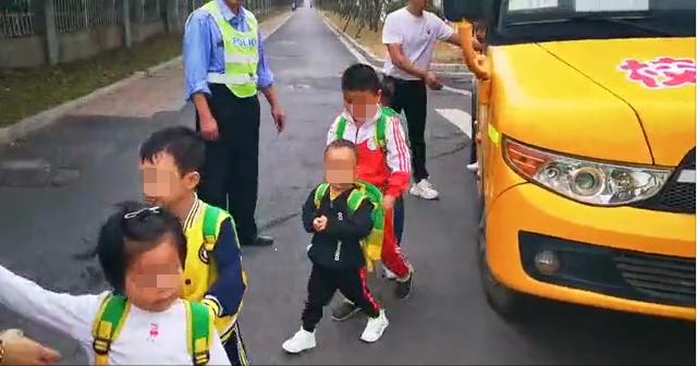 全部擠上了車？上饒一校車超員60%以上，駕駛員竟身兼兩職