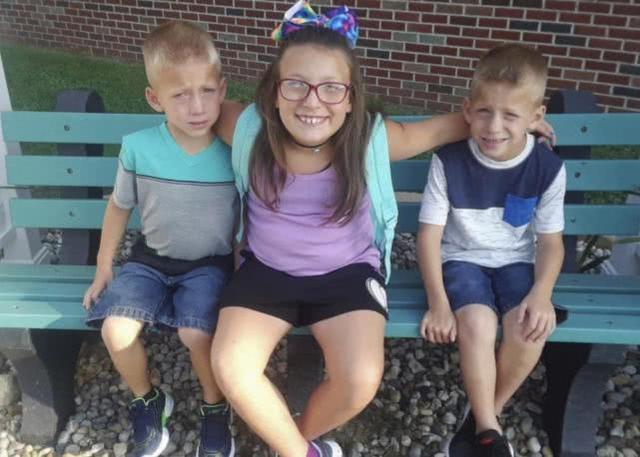 雙胞胎兄弟與姐姐過馬路去上學(xué),被粗心女司機撞倒、全部身亡 雙胞胎兄弟與姐姐過馬路去上學(xué),被粗心女司機撞倒、全部身亡