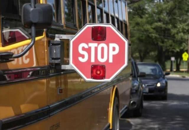 雙胞胎兄弟與姐姐過馬路去上學(xué),被粗心女司機撞倒、全部身亡 雙胞胎兄弟與姐姐過馬路去上學(xué),被粗心女司機撞倒、全部身亡