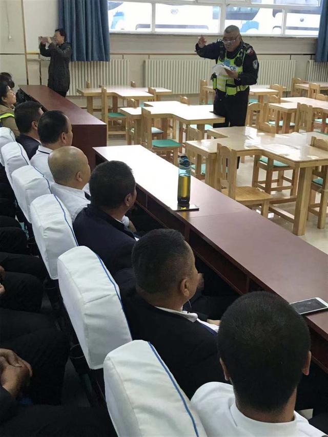 【冬季校車安全牽掛人心,朝陽交警上門宣傳得民心】 【冬季校車安全牽掛人心,朝陽交警上門宣傳得民心】