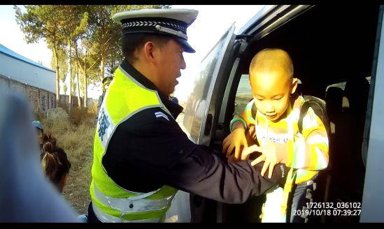 案例微觀 | 超員118%!泰來交警查處一輛嚴重超員黑校車 案例微觀 | 超員118%!泰來交警查處一輛嚴重超員黑校車