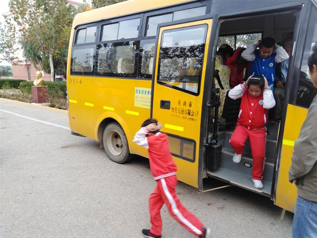 乳山市南黃鎮中心學校開展校車應急疏散演練活動