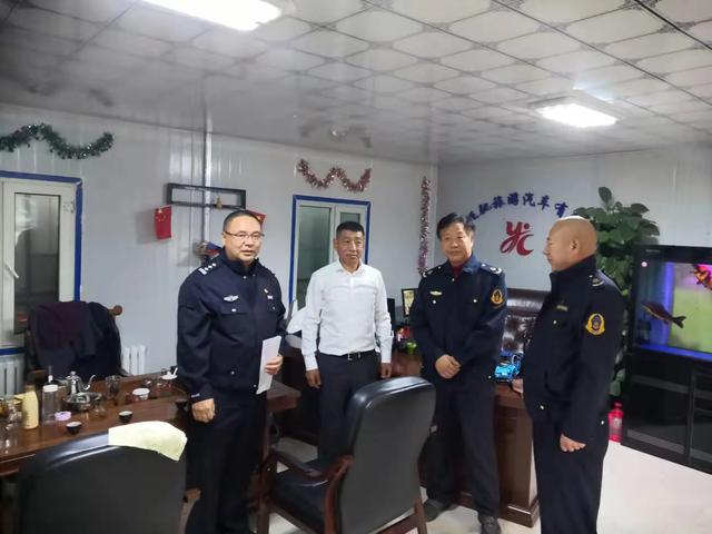 二道交警積極排查校車安全隱患/ 二道交警積極排查校車安全隱患