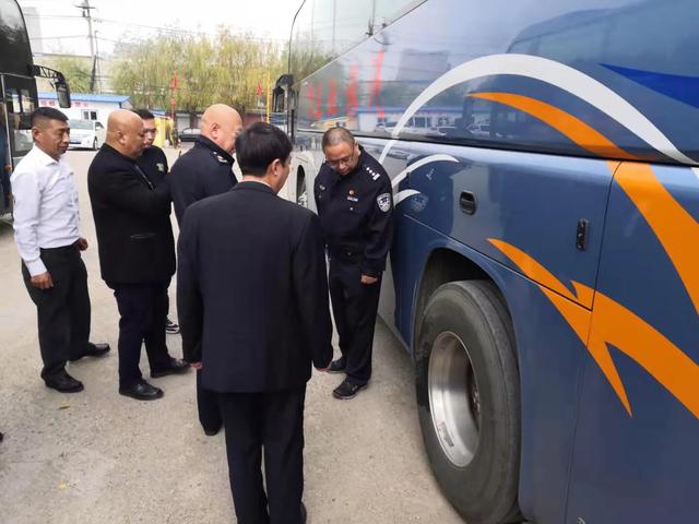 二道交警積極排查校車安全隱患/ 二道交警積極排查校車安全隱患