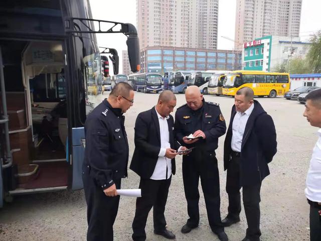 二道交警積極排查校車安全隱患/ 二道交警積極排查校車安全隱患