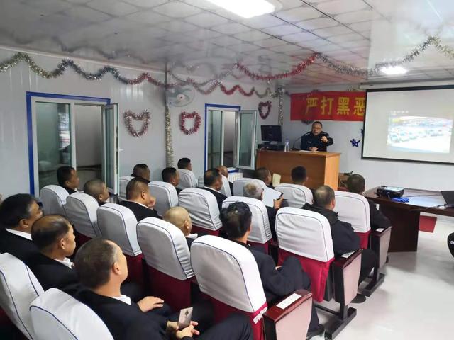 二道交警積極排查校車安全隱患/ 二道交警積極排查校車安全隱患