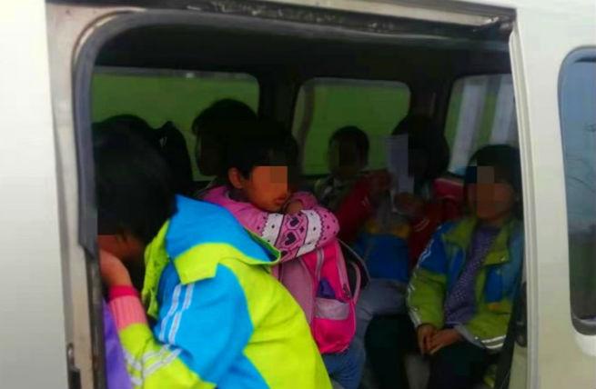 黑校車”超載擠了9個娃 寶雞交警及時攔截 黑校車”超載擠了9個娃 寶雞交警及時攔截