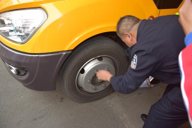 增強(qiáng)交通意識 筑牢學(xué)校安全防線 增強(qiáng)交通意識 筑牢學(xué)校安全防線