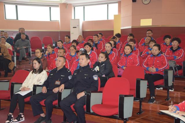 增強(qiáng)交通意識 筑牢學(xué)校安全防線 增強(qiáng)交通意識 筑牢學(xué)校安全防線