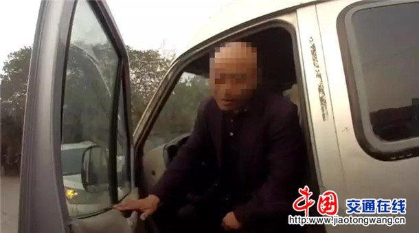 核載15人 實載27人 這輛“黑校車”被河南南陽交警拿下