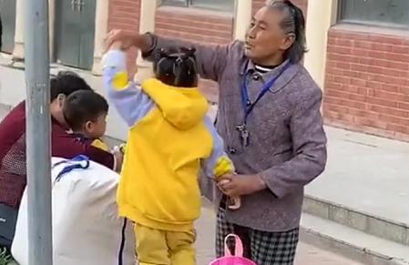 “最暖心奶奶”帶娃等校車火了，祖孫倆擁抱那一刻，網友淚目了