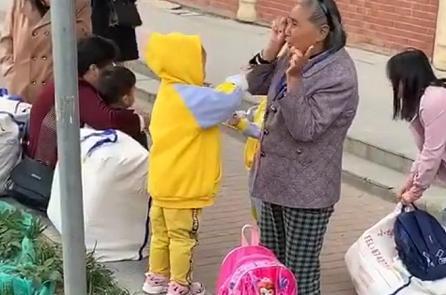 “最暖心奶奶”帶娃等校車火了，祖孫倆擁抱那一刻，網友淚目了