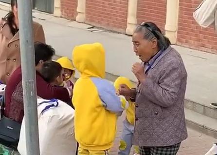 “最暖心奶奶”帶娃等校車火了，祖孫倆擁抱那一刻，網友淚目了