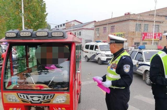 盧氏縣公安局交警大隊圍繞冬季交通安全整治行動加強校車和接送學生車輛管理/ 盧氏縣公安局交警大隊圍繞冬季交通安全整治行動加強校車和接送學生車輛管理