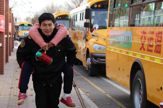 校車駕駛員寒冬背學生上學 定格在冷風中的溫暖瞬間 校車駕駛員寒冬背學生上學 定格在冷風中的溫暖瞬間