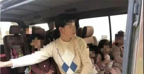 9座改裝“黑校車”居然硬塞14人 后排孩子直接坐在氣罐上
